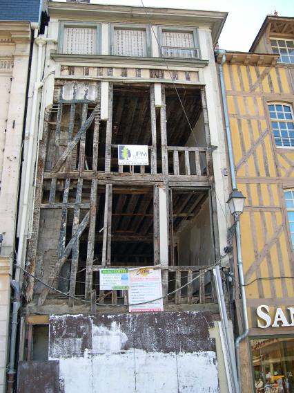  rénovation d'un immeuble à pans de bois (rue Emile Zola)